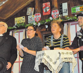 Gespanntes Warten: Selbst der Herr Pfarrer möchte dringend wissen, wie die Lottozahlen lauten. (Bilder: st.)