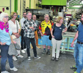 Produktionsleiter leitete eine Gruppe durch die Fertigung: Marcel Grossenbacher rechts. (Bilder: aw.)