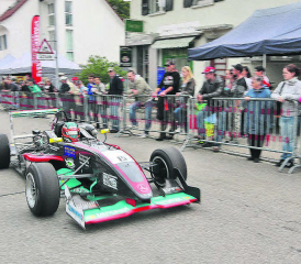 Ein Bild aus der Vergangenheit: Ein Rennbolide auf der Fahrt zum Rennstart. Läuft alles gut, findet am 30. Juni 2024 wieder ein Bergrennen am Reitnauer Hausberg statt. (Archivbild: rc.)