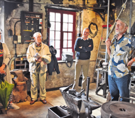 Einweihung der alten Schmiede Boniswil: Thomas Frei, Bauleiter und Historiker liess mit seinen Ausführungen Erinnerungen an längst vergangene Tage und ein einst so wichtiges Handwerk wach werden. (Bilder: hg.)