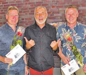 Für 35-jährigen Schuldienst geehrt: Hannes Bäni (li.) und Richard Suter (re.), dazwischen Schulpflegepräsident Arnold Steinmann. (Bilder: aw.)