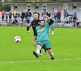 Symbolisch fürs Spiel, das in einer 1:5-Niederlage endete: Der Lenzburger Dreifachtorschütze Fidan Tafa bringt den FC Gontenschwil – hier in der Person von Sandro Fehlmann – aus dem Konzept. (Bild: mars.)