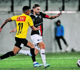 Olivier Jaeckle, hier im Duell mit Schaffhausens Joel Berhane, leitete den entscheidenden Spielzug zum 1:1 ein. (Bild: Sarah Rölli)