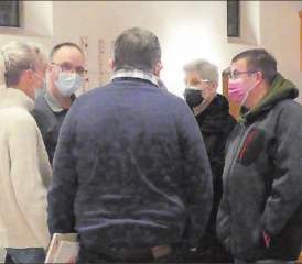 Nach dem Fürbittegebet, einem letzten Zitherspiel und einer Foto – der Anonymität wegen von hinten, verabschiedete man sich vom spannenden Anlass der «Firobe Chile». (Bild: zVg.)