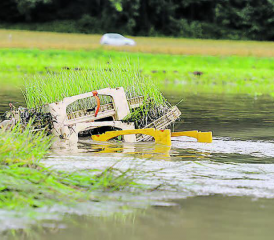 Unwetter und starke Regenfälle führten zu Hochwasser: Es entstanden nicht nur Gebäudeschäden, auch landwirtschaftliche Kulturen waren betroffen. (Bild: rc.)