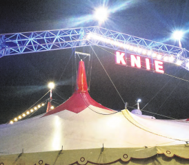 Freier Blick auf die Manege: Ein 70 Meter langer Rundbogen ersetzt zwei der bisherigen vier Zeltmasten. (Bilder: Diana Suter)