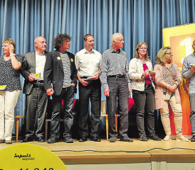 Dank an die ehemaligen und aktiven Macher des Erzähltals: Markus Widmer überreichte im Namen des Regionalverbandes aargauSüd impuls allen ein Geschenk. (Bilder: EP.)