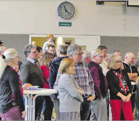 Am Morgen des «Bärzeli»: Viele Teufenthalerinnen und Teufenthaler fanden sich am 2. Januar in der Turnhalle ein, um gemeinsam auf des neue Jahr anzustossen. (Bilder: moha.)