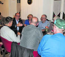 Ohne Berührungsängste: Landammann Dr. Markus Dieth (im dunklen Anzug) im intensiven Gespräch mit den Anwesenden am Stammtisch.