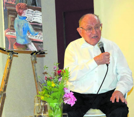 Rückblick auf ein langes Leben: Fritz Burkhard-Cattaneo mit dem Porträt seiner lieben Frau, einer talentierten Musikerin. (Archivbild: st.)