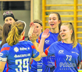 Jubel bei den Lok Reinach Damen: Vor der Weihnachtspause resultierte ein weiterer Sieg und damit Platz 2 in der Tabelle. (Bild: Roland Wick)