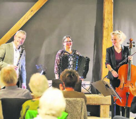 Das eingespielte Trio «La Jalousie», mit Martina Brodbeck, Sabine und Sven Bachmann (v.r.) sorgte im kleinen Rahmen für einen grossen Abend. (Bild: rc.)