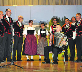 Das «schöne Panorama» kann nicht nur die Bergwelt bieten, sondern auch der Jodlerklub Kölliken mit Martin Flury am Akkordeon. (Bilder: st.)