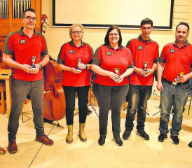 Peter Speck ehrte die Schützen Yves Beck, Eveline Hunziker, Nadja Baumann, Stefan von Gunten, Patrick Speck, und Hermann Döbeli (Sieger der Aargauer Liegend-Meisterschaft 300m) (v.l.n.r.) für herausragende sportliche Leistungen. (Bilder: hg.)