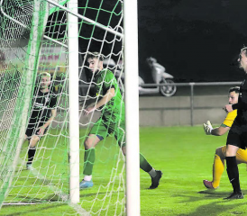 Wo ist der Ball? Jedenfalls nicht im Tor. Während der anfänglichen Offensivbemühungen kam der FC Gontenschwil zweimal gefährlich vors Tor. Die Treffer fielen dann aber auf Erlinsbacher Seite. (Bild: rc.)