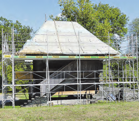 Spycher Oberkulm: Die Ortsbürger haben einen Kredit für die Sanierung/Neudeckung des Schilfdaches des kantonal geschützten Spychers genehmigt. Die Arbeiten sind aufgenommen worden. (Bild: moha.)