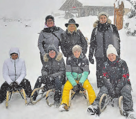 Gute Laune trotz Schneegestöber: Die Frauen aus Zetzwil verbrachten ein verschneites Wochenende in Österreich. (Bild: zVg.)