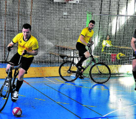 Schöftland in Gelb (links Michael Baumann, rechts Freddy Schenk) gegen Winterthur. (Bild: zVg.)