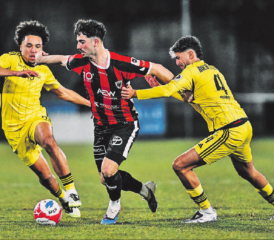 Auch ihm fehlt noch die Durchschlagskraft: Shkelqim Vladi im Zweikampf mit Nyons Jarell Njiké Simo (l.) und Kevin Soro. (Bild: Sarah Rölli)