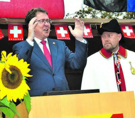 Gut gelaunt am Rednerpult: Bundesrat Albert Rösti, begleitet von seinem Bundesweibel, welcher die Worte wohl nicht zum ersten Mal hörte. (Bilder: st.)