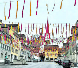 Und sie flattern doch: Die Gestaltung des bunten Fasnachtsschmucks von Beromünster hat ihren Ursprung in der Bahnhofstrasse Zürich. (Bild: mars)