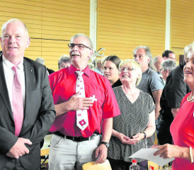Feierliches Singen der Nationalhymne in der Gontenschwiler Mehrzweckhalle: mit Regierungsrat Stephan Attiger, Vizeammann Bruno Ellenberger und Gattin Maria sowie Gemeindeammann Renate Gautschy (v.l.n.r.). (Bilder: hg.)