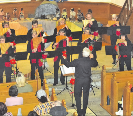 Ein Anblick, der in der Rueder Kirche bald Tradition hat: Der Panflötenchor Freiamt, unter der Leitung von Isidor Karpf, trat bereits zum vierten Mal auf. (Bild: Frieda Steffen)