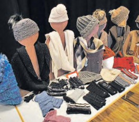 Ein vielfältiges Angebot: Allerlei handgefertigte Gegenstände, originell Gestricktes und Genähtes standen zum Verkauf.