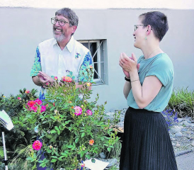 Herzlicher Abschied: Barbara Holliger, Schulleiterin der Kreisschule Leerau, würdigt die Arbeit, die Daniel Gerhard an der Schule Moosleerau und später an der Kreisschule Leerau geleistet hat. (Bilder: zVg.)