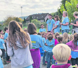Gemeinsam unter freiem Himmel: Während der Kinderwoche der reformierten Kirche Attelwil-Wiliberg-Reitnau spielte auch das Wetter mit. (Bilder: zVg.)