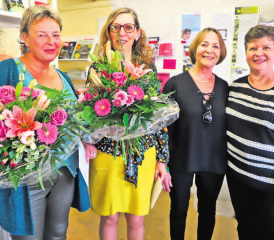 Barbara Biedermann und Bruna Matter gehören seit dem 20. Oktober 2003 dem Bibliothekteam an. Sie wurden am Jubiläumsanlass von Elsbeth Kaufmann und Gemeinderätin Anja Gestmann (v.l.) geehrt.