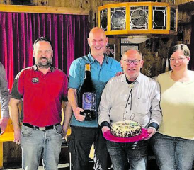 Der Vereinspräsident Peter Speck (5.von links) wurde vom Vorstand und den Vereinsmitgliedern zu seinem 40-Jahr-Jubiläum mit einer Laudatio überrascht. (Bild: zVg.)