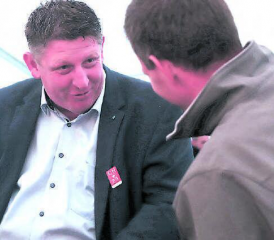 1.-August-Anlass auf dem Chnübel: Grossrat Beat Käser im Gespräch mit einem der Veranstalter vom Feuerwehrverein Dürrenäsch-Leutwil. (Bilder: rc.)