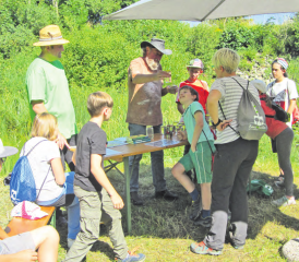 An einem Posten ging es um das Leben im Wasser: Erstaunlich, was alles in und an einem kleinen Gewässer zu finden ist. (Bilder: zVg.)