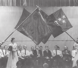 November 1988: Der Männerchor Hallwil weiht seine neue Fahne ein.