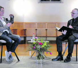 «Immer am 13.» – ein bemerkenswerter erster Anlass einer neuen Reihe: Gespräch zwischen Pfarrer Heinz Brauchart und der Alt-Regierungsrätin Susanne Hochuli in der Kirche Gontenschwil. (Bild: eh.)