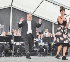 Hier ging die Show ab im wahrsten Sinne des Wortes: Eine temperamentvolle Musikgesellschaft mit Giuseppe di Simone und hier mit der wandelbaren Sängerin Cinzia Catania. (Bilder: st.)