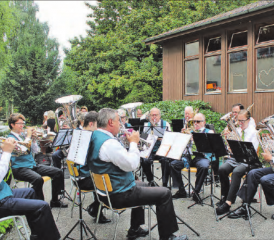 Begrüssung: Die Musikgesellschaft empfing die Jubiläumsgäste mit munteren Stücken. (Bilder: grh)