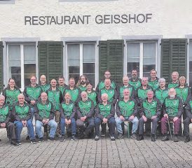 Die über 30 Mitglieder des SV Brandholz posieren in der neuen Vereinskleidung fürs erste einheitliche Gruppenfoto. (Bilder: Roland Marti)