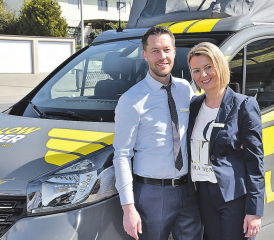 Geschäftsführung in zweiter Generation: Claude und Violetta Erni vor einem Yellow-Camper. (Bild: Te.)