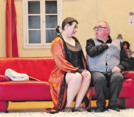 Lebhaft und mit viel Vorfreude wird in der Mehrzweckhalle für die Premiere von «Nid ganz 100» geprobt.
(Bilder: grh)