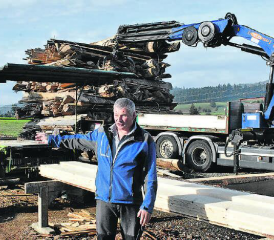 Firmeninhaber Jörg Bolliger zeigte, wie das aus einheimischen Wäldern angelieferte Holz in einem ersten Schritt bearbeitet wird. (Bilder: hg.)