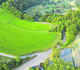 Der Böhler-Passübergang zwischen Schöftland und Unterkulm aus der Vogelperspektive; auf der Wiese links der Strasse soll das grosse Festzelt zu stehen kommen. (Bild: zVg.)