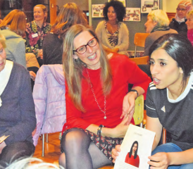 Tuchfühlung mit Menschen aus anderen Welten: Sie darf eine Lehrstelle antreten, aufgrund ihrer Geschicklichkeit während der Schnupperwochen. (Bilder: st.)