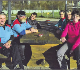 Für einen Halt an der Sonne reicht die Zeit allemal: Diese Gruppe geniesst die kurze Rast beim Clubhaus des FC Muhen. (Bilder: st.)