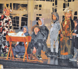 Die vielen Tiere trugen bei zu einem bunten Bühnenbild: Die Kinder sorgten anlässlich des traditionellen Krippenspiels für entzückende Szenen auf der Bühne der Müheler Kirche. (Bild: jo.)