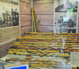 Wunderschöne Zeugen einer sehr schwierigen Zeit: Die Internierten im Ruedertal schnitzten Spazierstöcke, um einen kleinen Zustupf zu Kost und Logis zu verdienen. (Bild: st.)