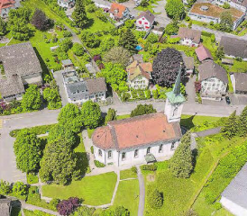 Mit einer Baumpatenschaft dürfen Baumfreunde ein Stück Schönheit mitten in Menziken und rund um die Kirche erhalten helfen. (Bild: zVg.)