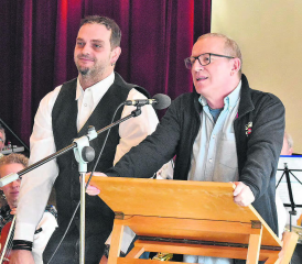 Die Vorfreude steigt: Gemeindeammann Niklaus Boss (r.) wünschte sich fürs 2023 ein Zusammenstehen der Bevölkerung, Gemeinderat Patrick Schmid präsentierte die Highlights des grossen Dorf- und Jugendfestes im Sommer. (Bilder: hg.)