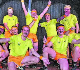 Haben immer Spektakuläres auf Lager: Die Herren vom Turnverein Kirchleerau traten in knappen Hosen zu Party-Hits auf. (Bild: aw.)